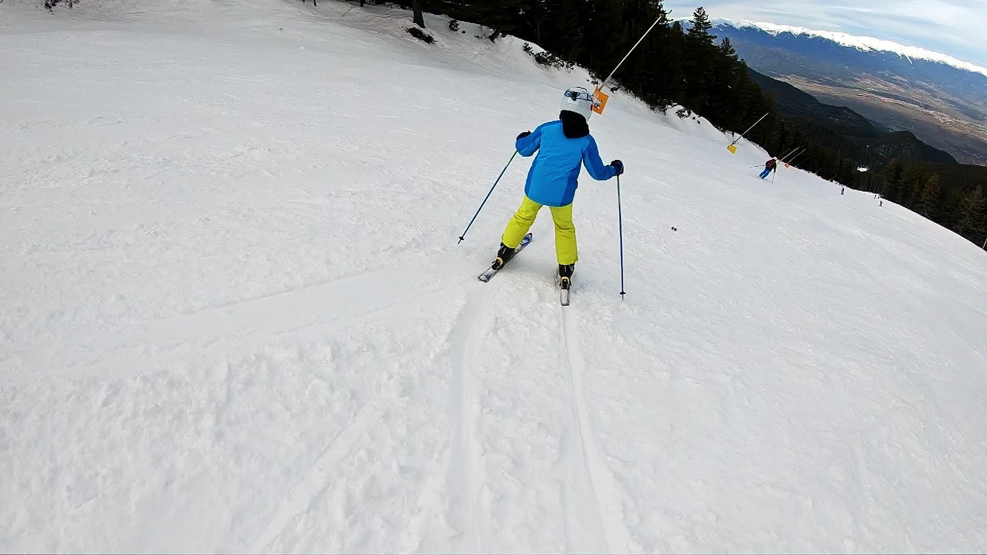 滑雪冬季滑雪假期小男孩滑雪下山腰的乐趣慢动作视频的预览图
