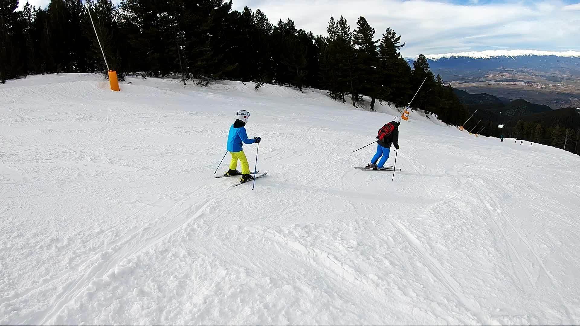 戴着头盔的小男孩在山坡滑雪学校慢慢地学习滑雪胜地视频的预览图