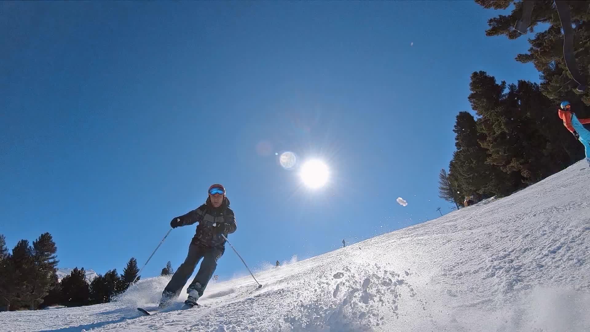 在阳光明媚的日子里在斜坡上慢慢滑雪视频的预览图