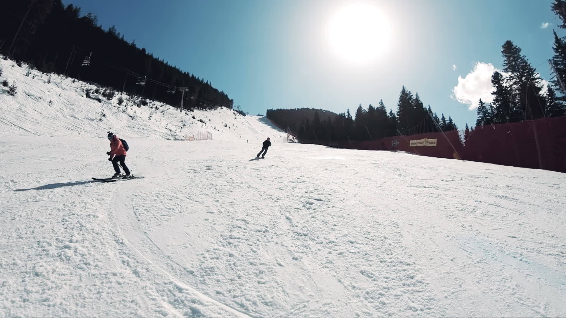 雪橇运动员在滑雪斜坡上慢慢移动视频的预览图