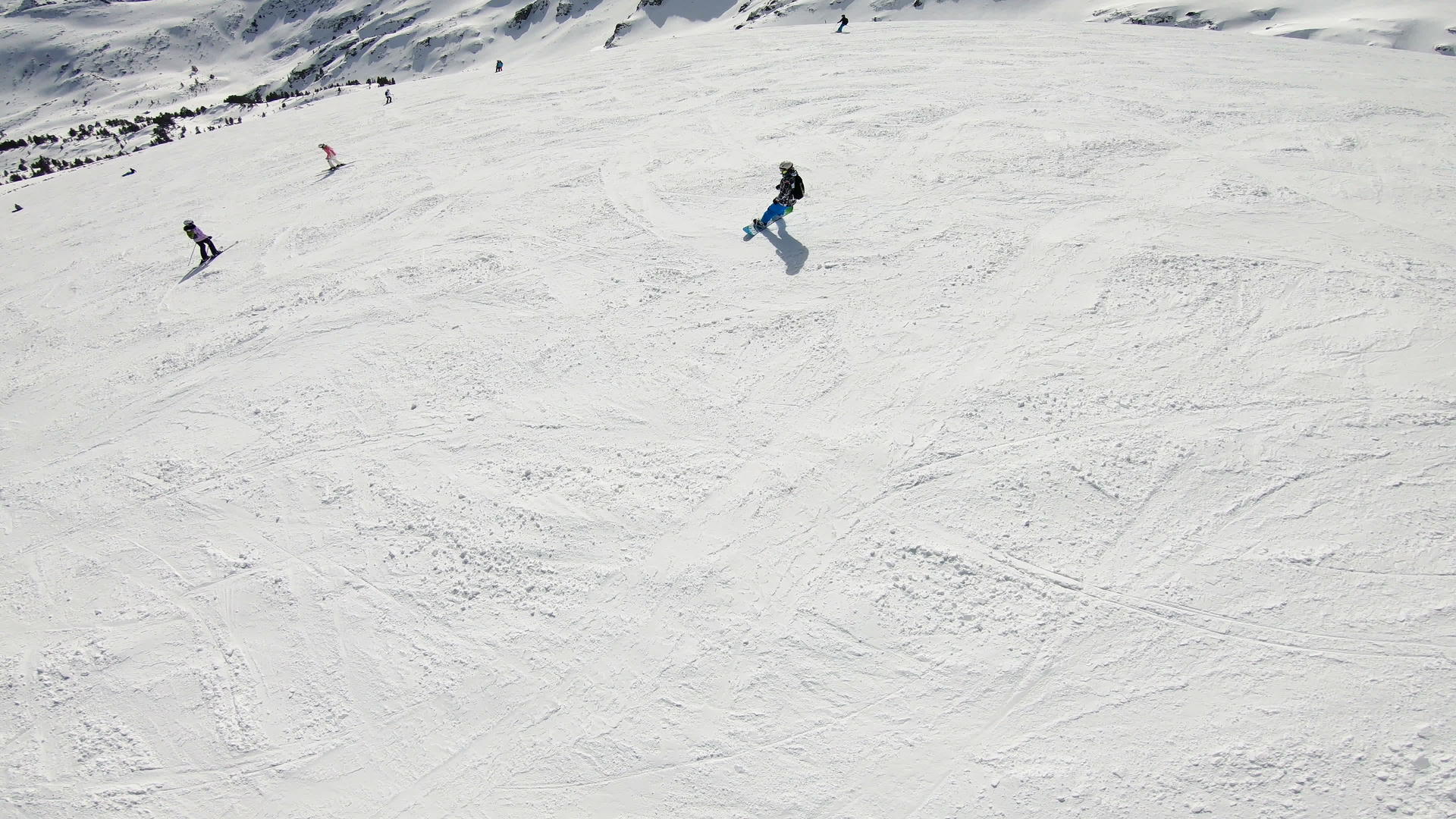 山顶度假胜地滑雪坡滑雪机在空中观察视频的预览图