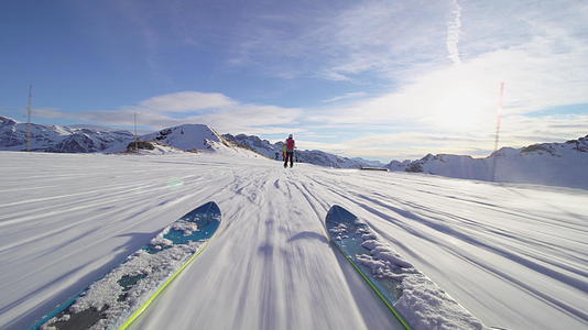 女孩有滑雪和滑雪板推到斜坡的低角度滑雪和滑雪视频的预览图