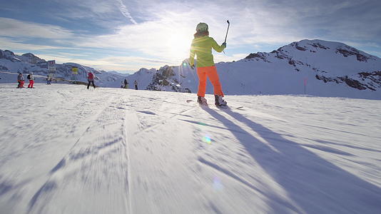 在瑞士阿尔卑斯山滑雪和滑雪尔卑斯山用自拍杆滑雪视频的预览图