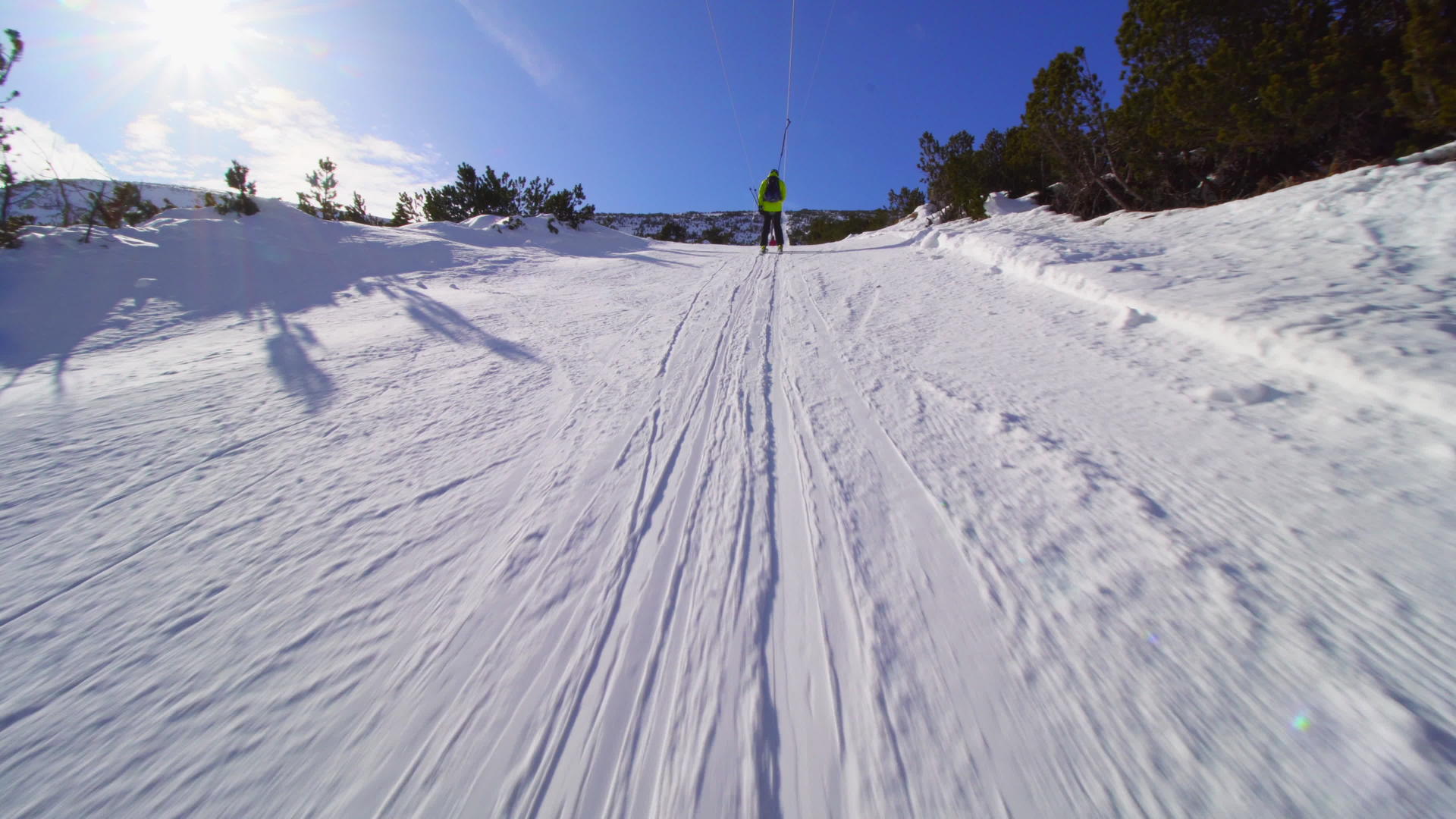 在阳光明媚的冬天在滑雪电梯上滑雪视频的预览图