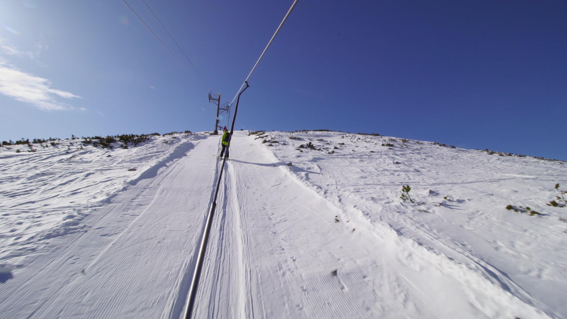 在阳光明媚的冬天朋友们坐滑雪电梯视频的预览图