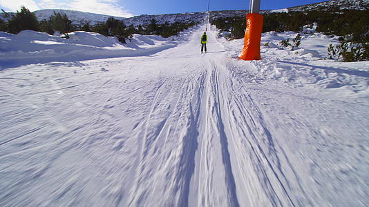 在阳光明媚的冬天滑雪运动员乘坐滑雪电梯视频的预览图
