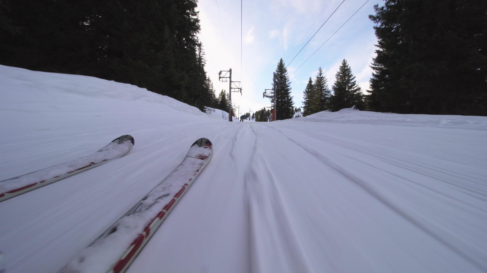 滑雪和雪靴的低角度视图视频的预览图