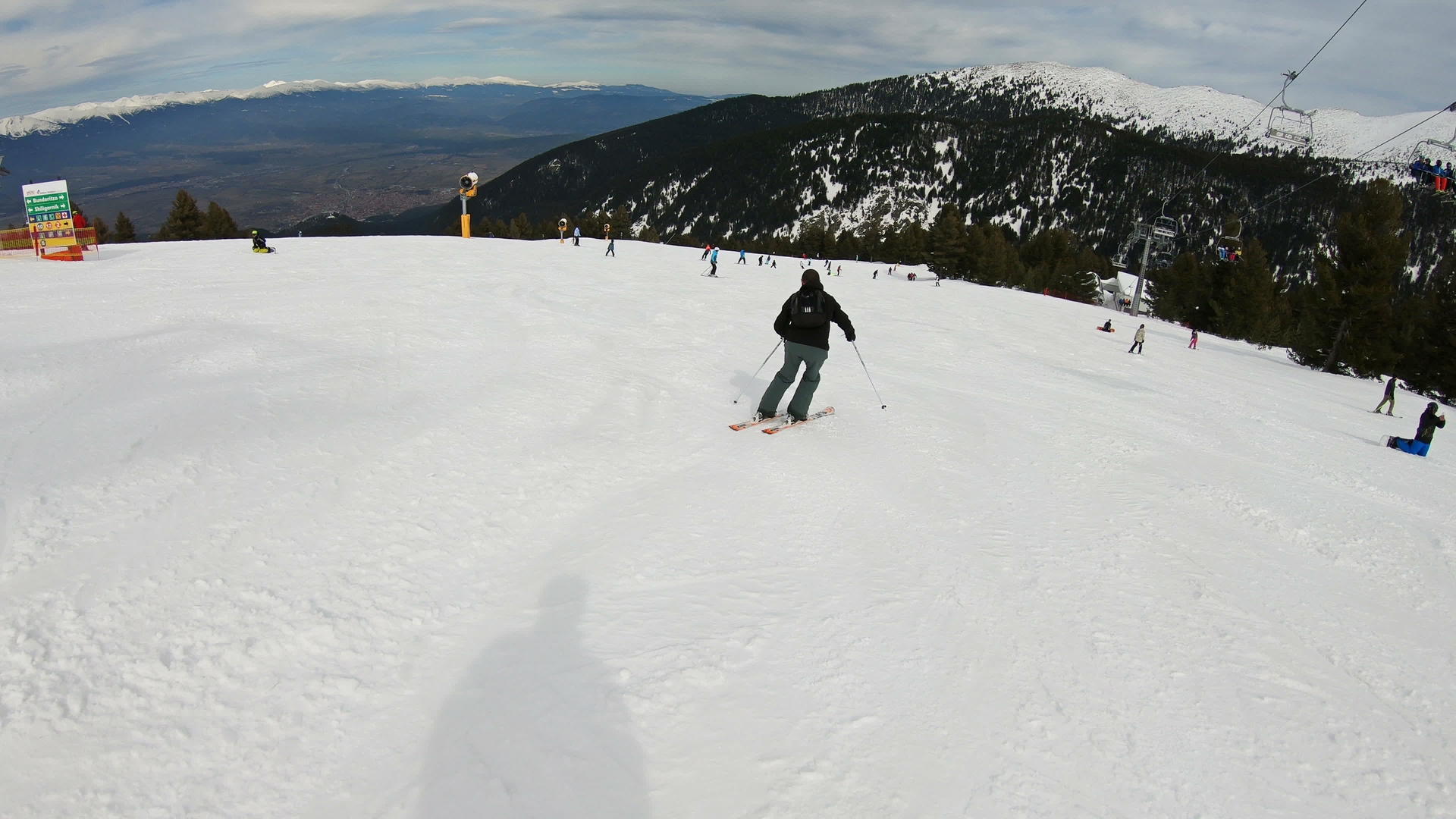 在滑雪坡上短暂转弯的电影拍摄场视频的预览图