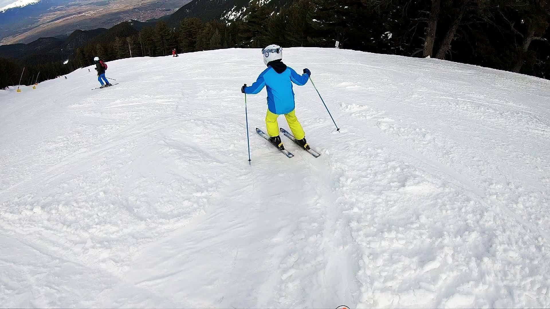 跟着小男孩在滑雪比赛中滑雪的脚步视频的预览图