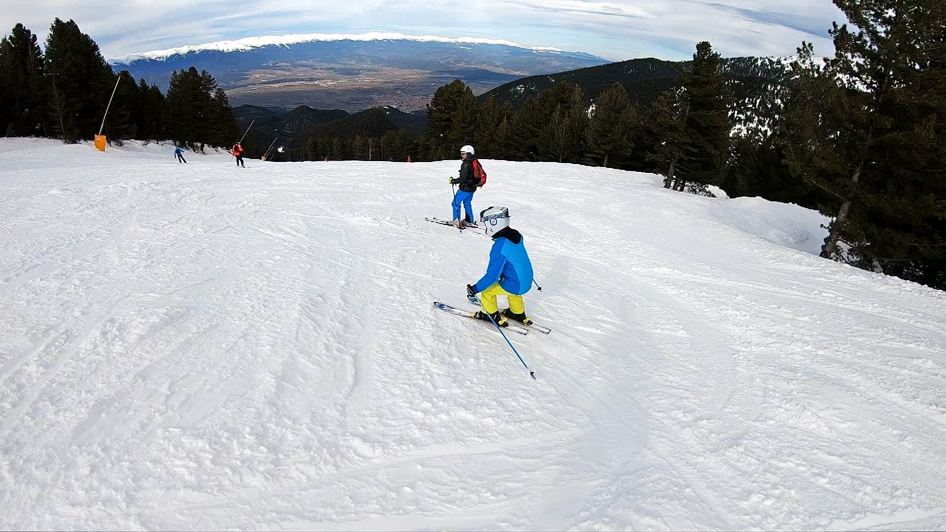 在雪山上慢慢滑雪慢慢运动视频的预览图