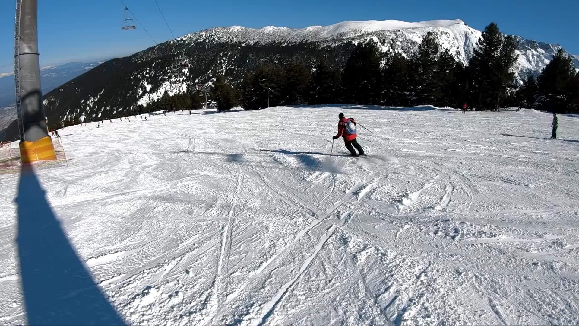 第一个视角是跟随业余滑雪者在冬天享受田园诗般的完美天气视频的预览图