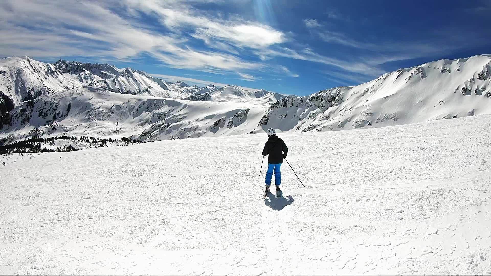 在阳光明媚的日子里山上滑雪、滑雪、下坡、超慢动作电影拍摄视频的预览图