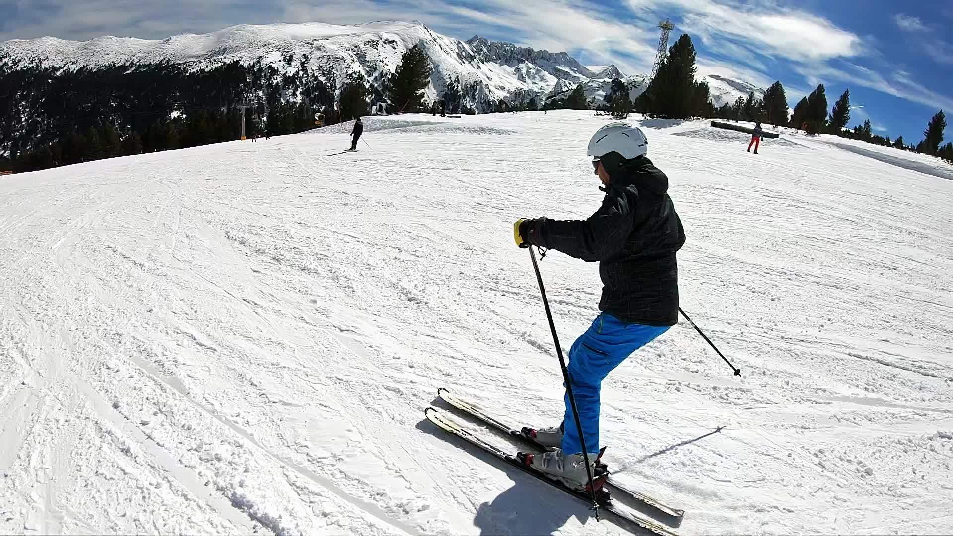 电影机性超慢运动在滑雪场上短摇摆滑雪超慢动作视频的预览图