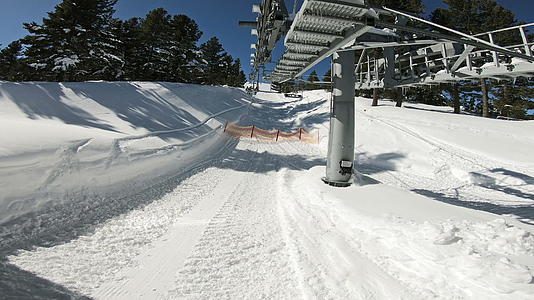 使用滑雪电梯和滑雪车雪车视频的预览图