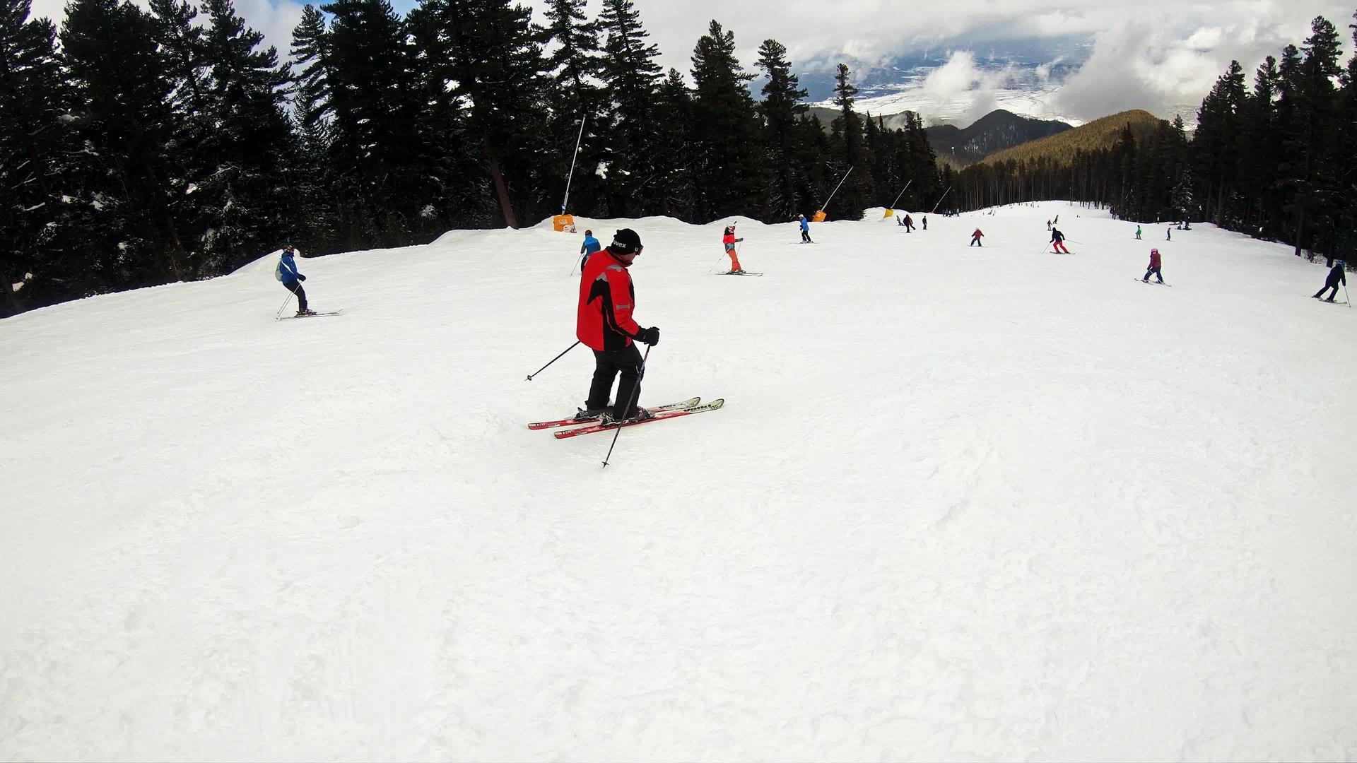 第一个视角是跟随业余滑雪者在冬天享受田园诗般的完美天气视频的预览图
