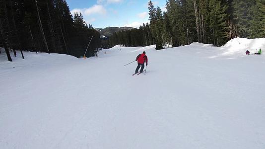 世界滑雪杯度假村班斯科的业余滑雪者Shiligarnik视频的预览图
