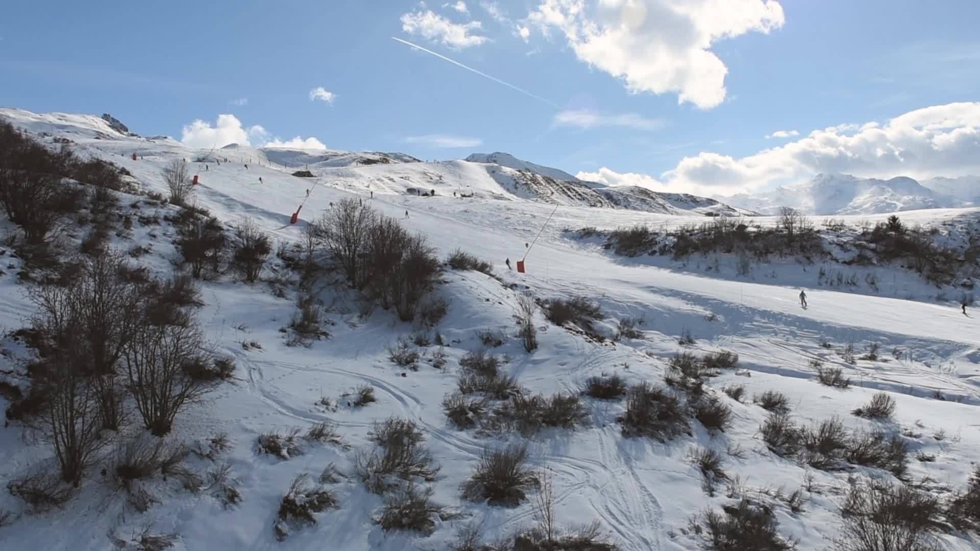 上山时高山滑雪坡的空中航向视频的预览图