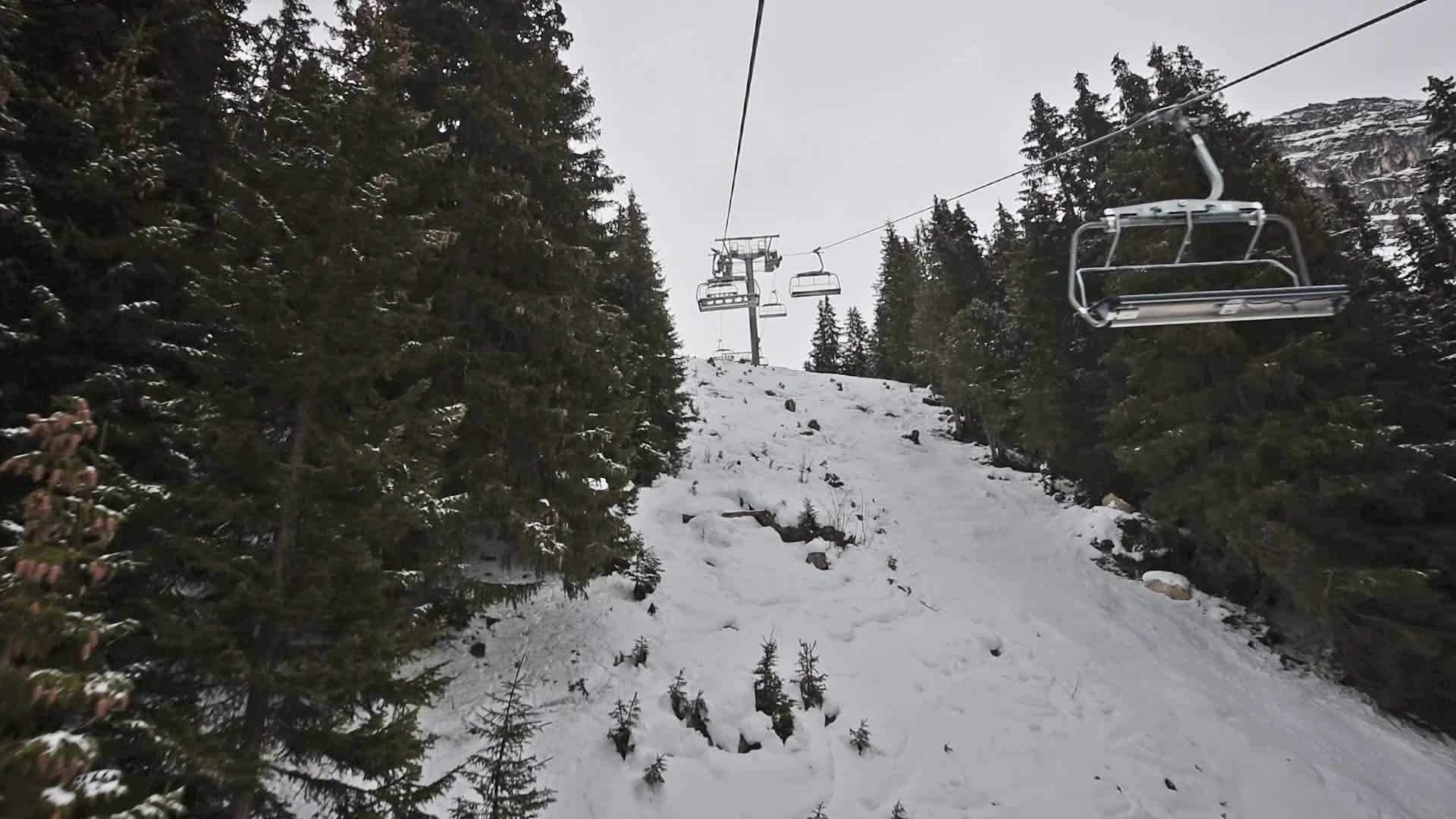 坐在椅子上时高山滑雪斜坡的视图视频的预览图