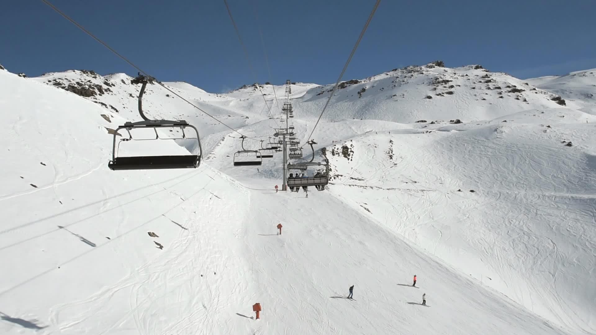 乘坐直升机时高山滑雪坡的空中航向视频的预览图