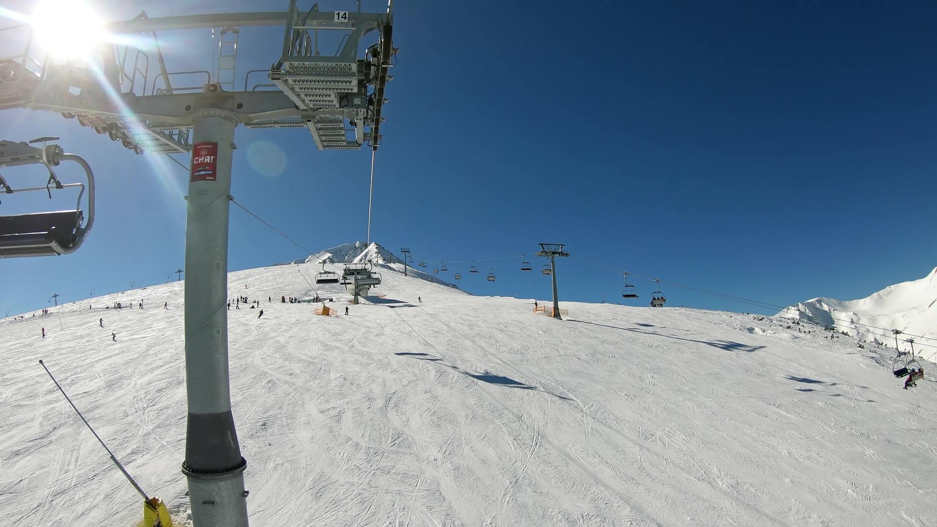 在阳光明媚的日子里在滑雪胜地登山视频的预览图