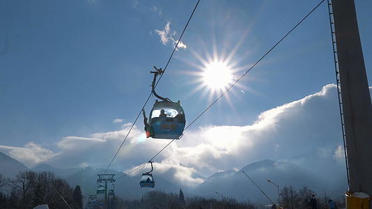 冬季滑雪胜地Gondola起重电梯Pirin视频的预览图