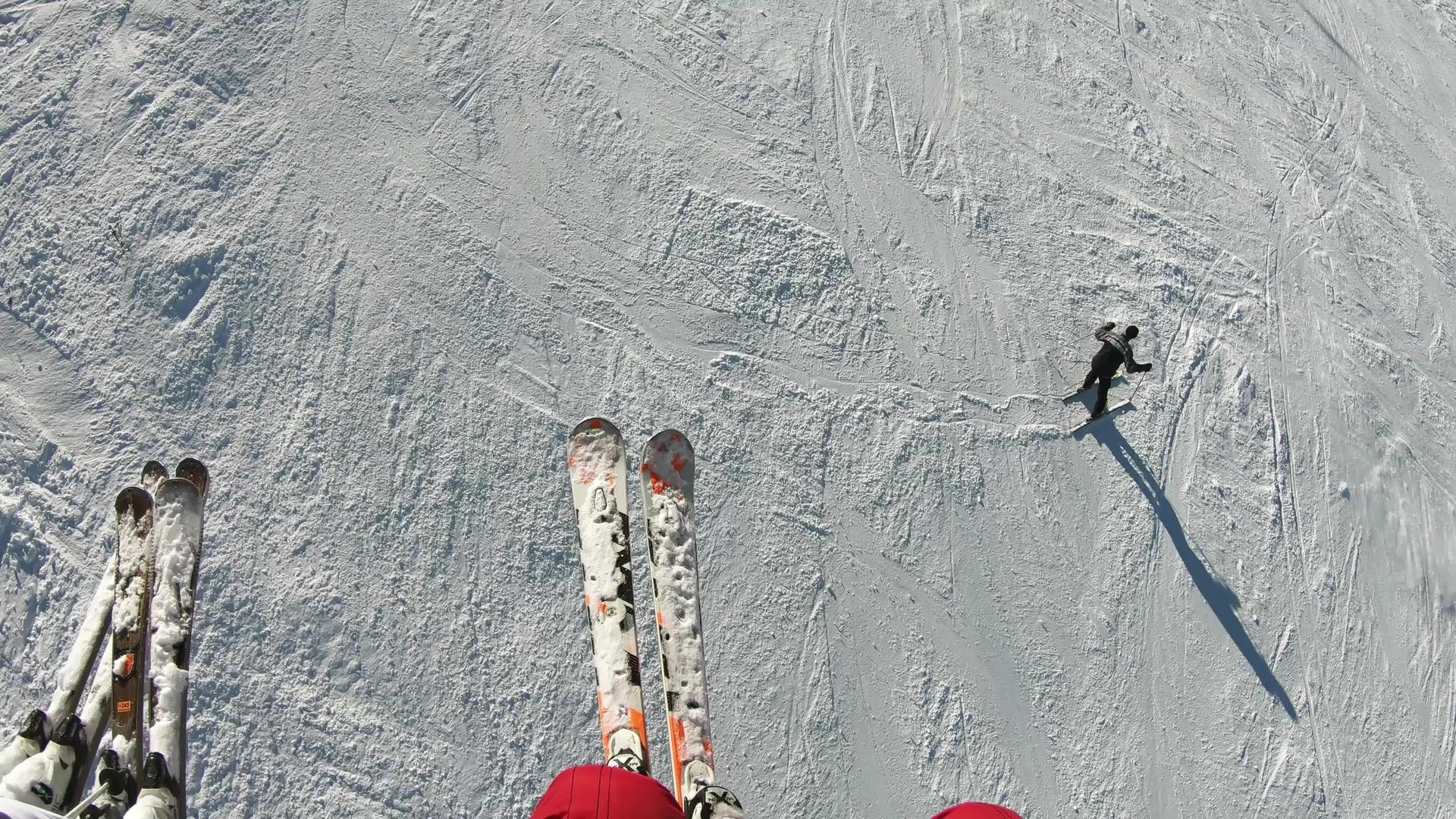 滑雪者从滑雪缆车的角度可以看到滑雪者的顶部和斜坡上的滑雪者视频的预览图