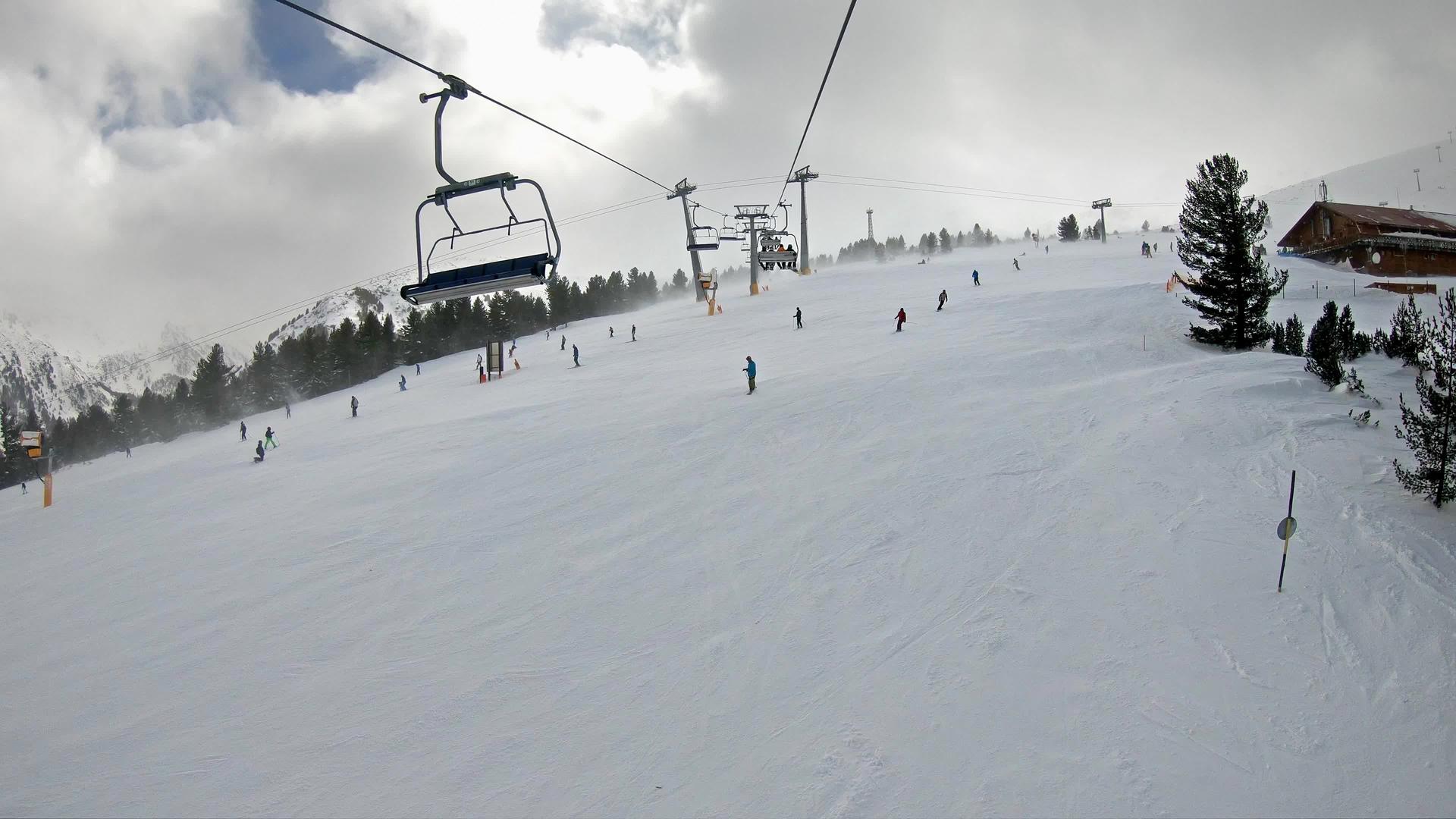 从滑雪到滑雪舞空中观景山峰顶有强风和雪视频的预览图