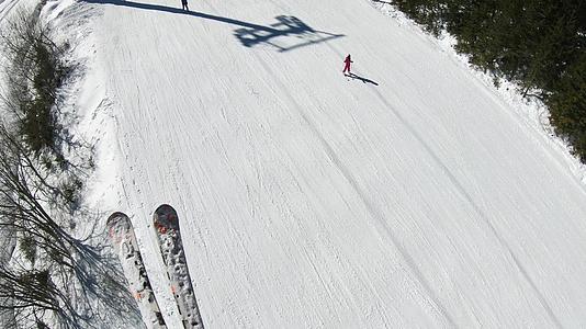 从滑雪到滑雪者在高山下坡滑雪视频的预览图