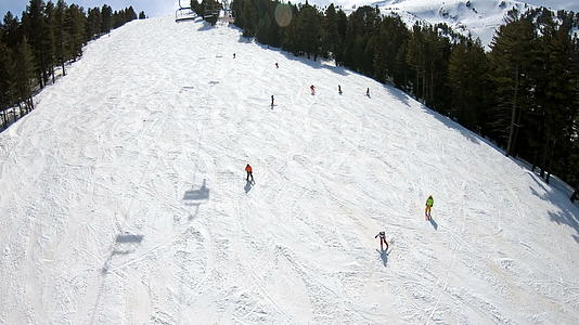 空中滑雪船正在上升Bulgaria度假的斜坡视频的预览图