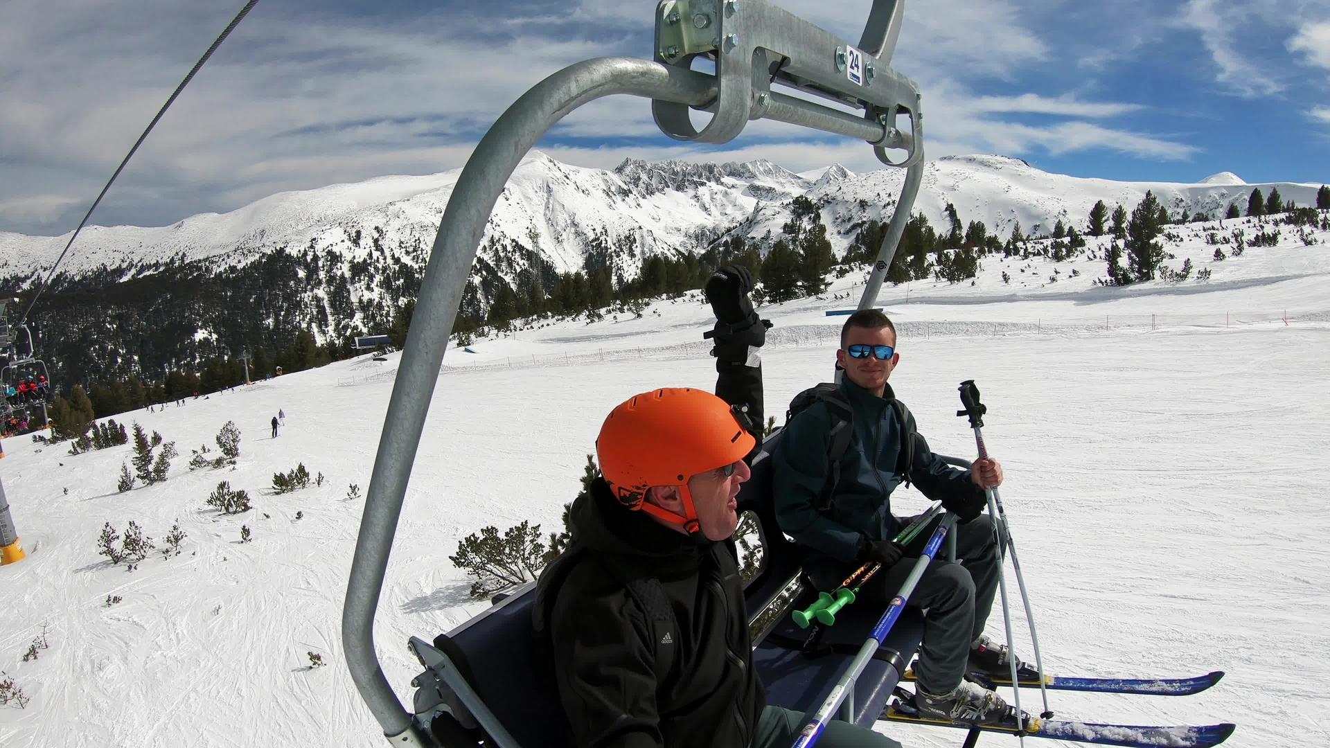 年轻人乘坐滑雪车乘坐滑雪电梯视频的预览图