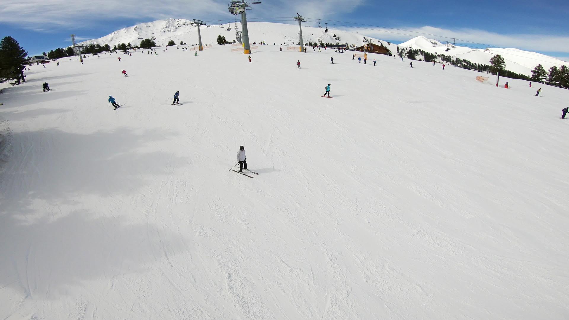 滑雪机和滑雪板在斜坡上行驶时座椅从山上向人们展示滑雪视频的预览图