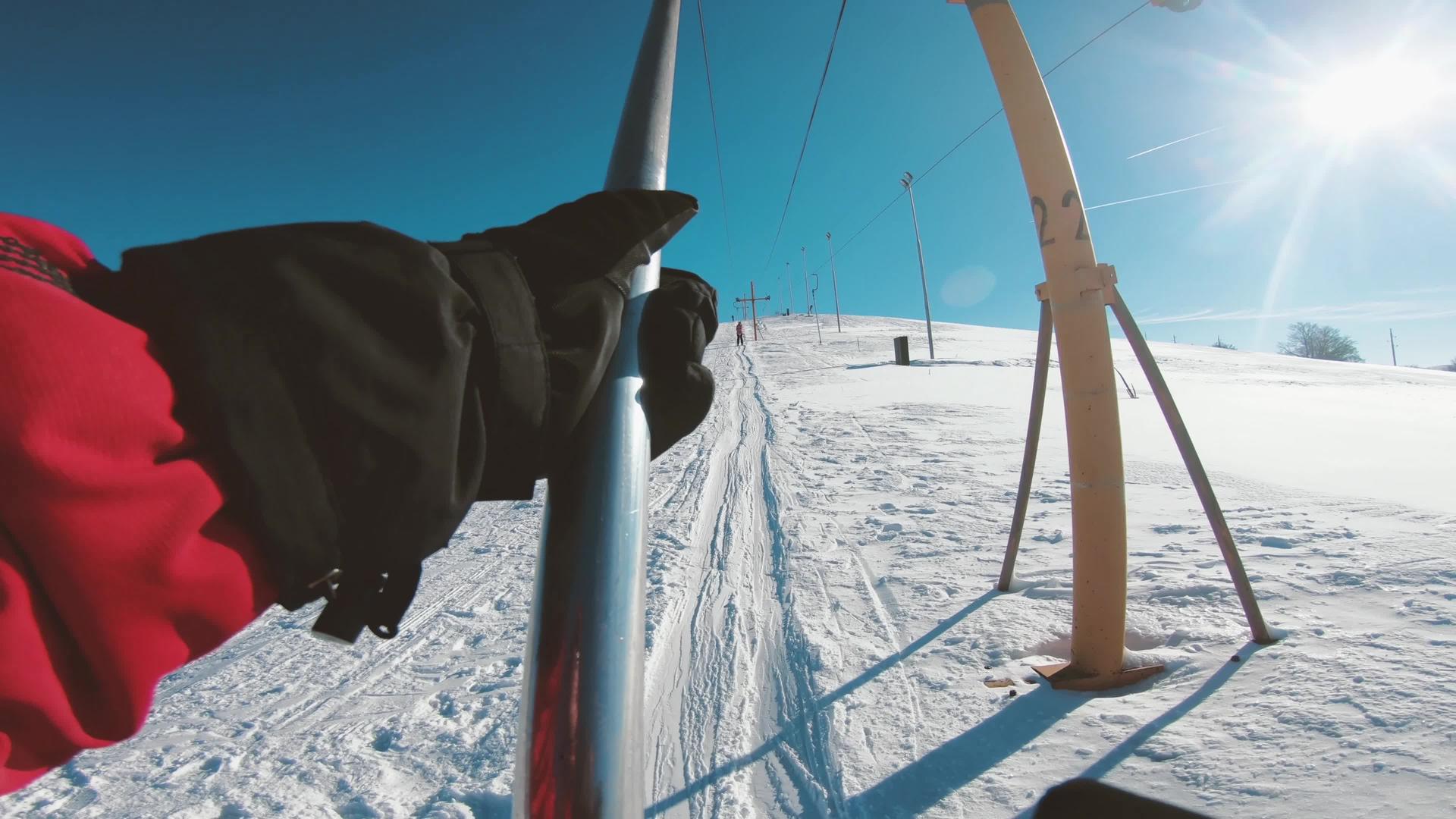 滑雪电梯拉一个人上山滑雪第一个视角视频的预览图