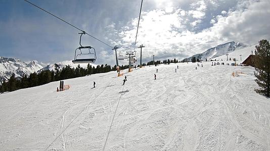 保加利亚班斯科滑雪胜地现代滑雪缆车的第一视角视频的预览图
