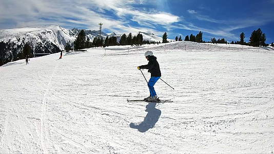山顶阳光明媚的专业滑雪者在斜坡上滑雪电影超慢动作视频的预览图