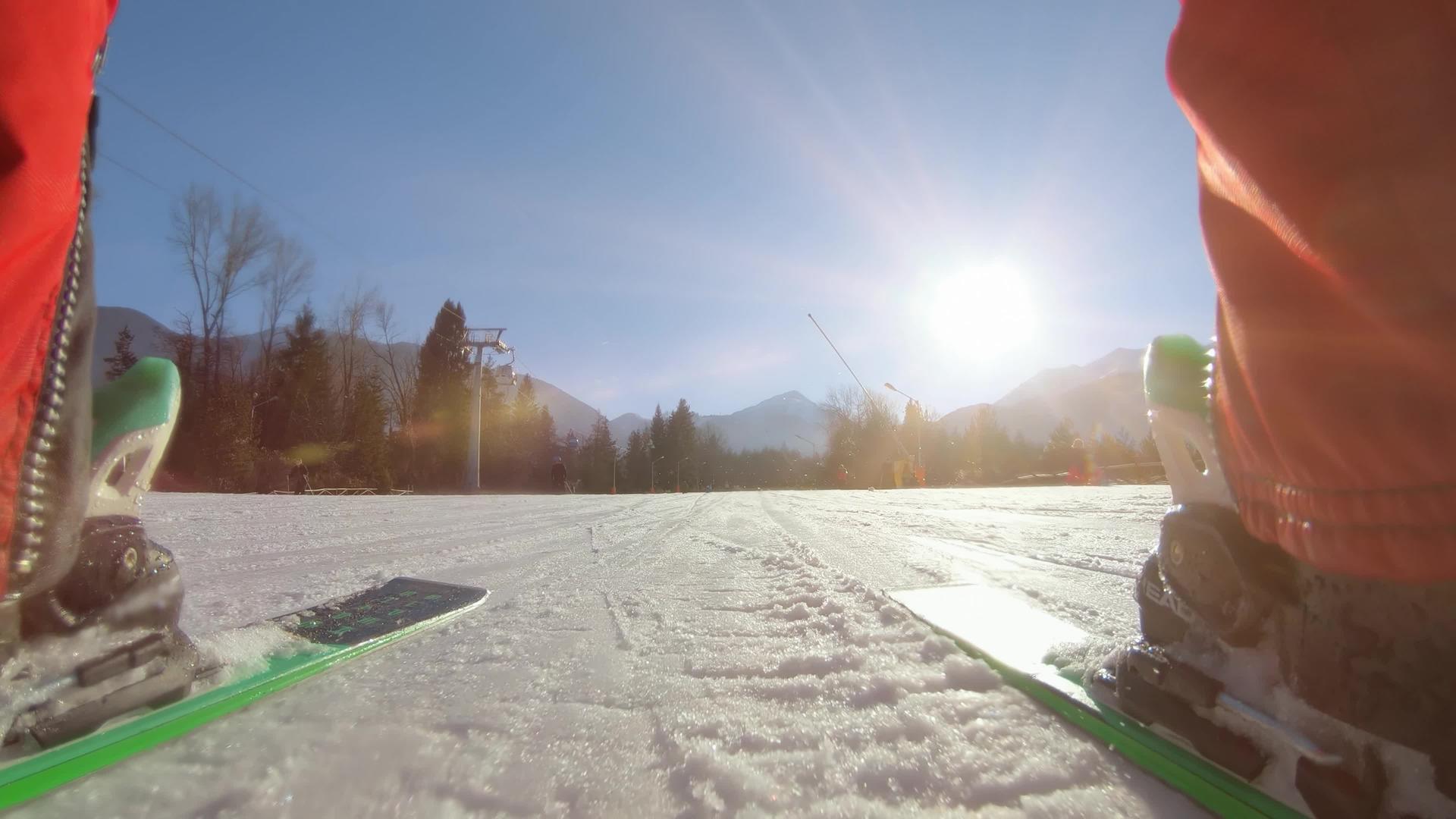 穿着滑雪靴和斜坡滑雪的男子腿视频的预览图