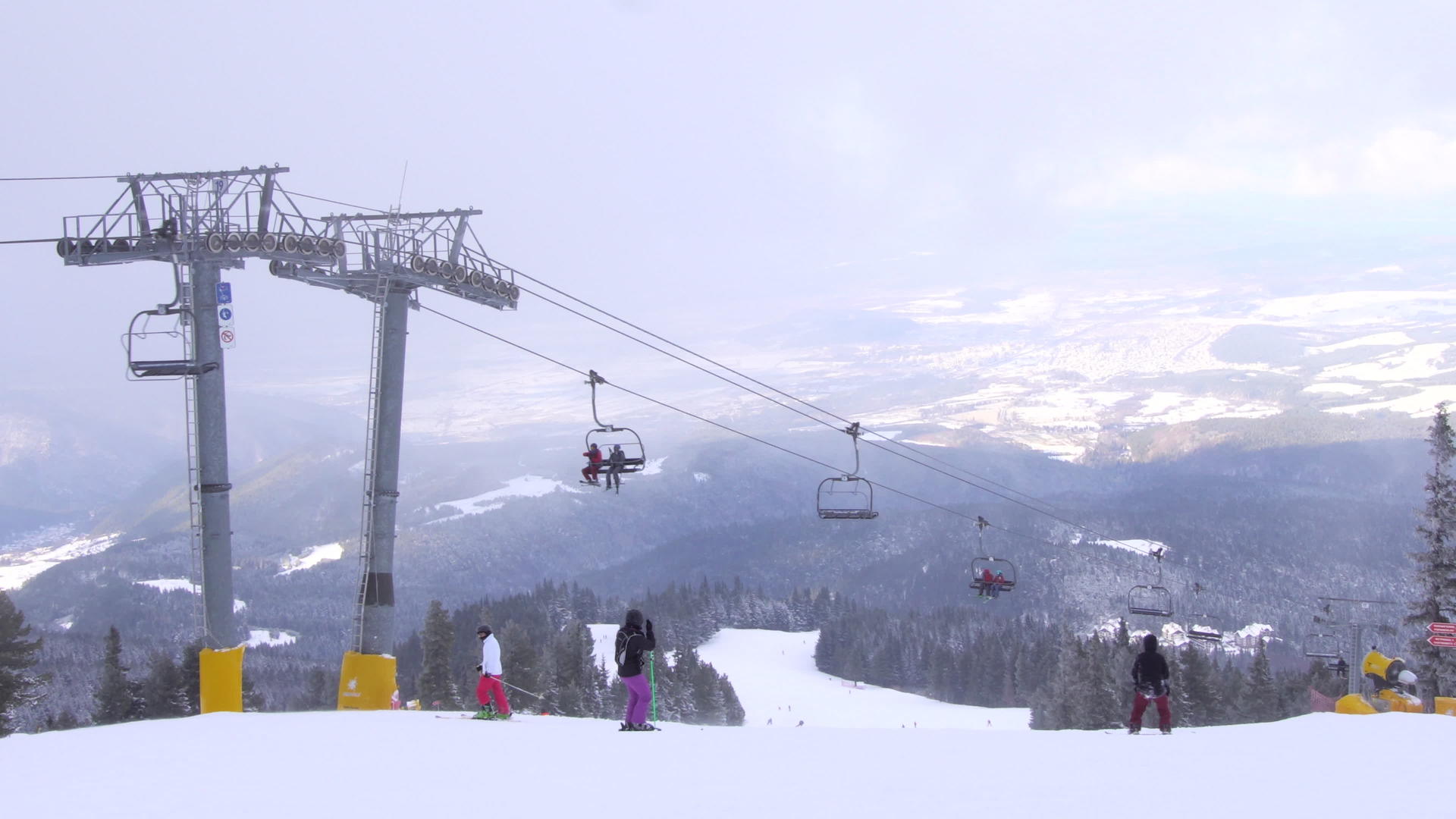 山坡上的滑雪机和滑雪机在乌斯特雷贝茨的滑雪机视频的预览图