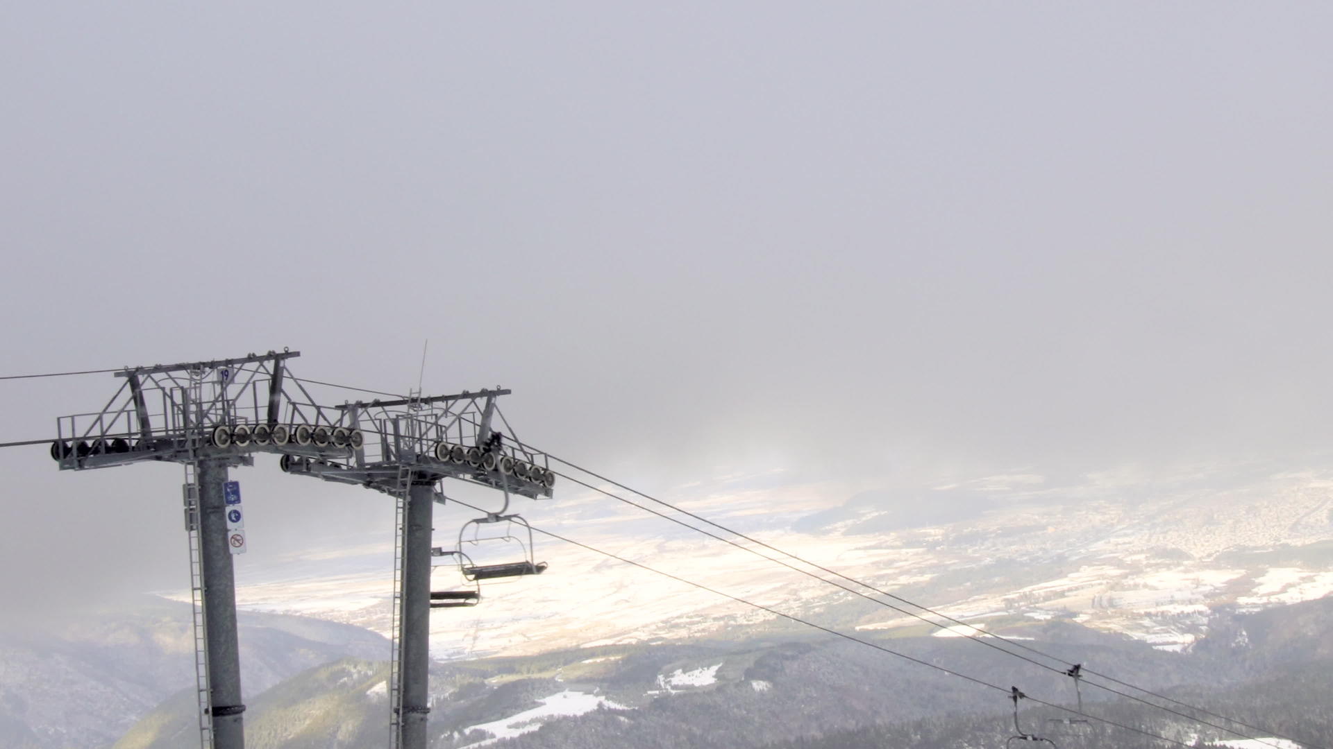 布尔加里亚的一个雾日野草滑雪中心的四座椅子起重机视频的预览图