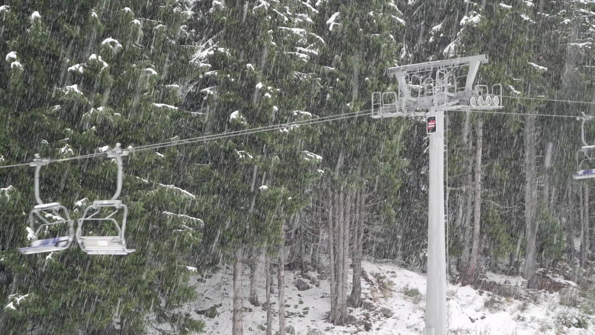 在大雪下与滑雪机一起搭建高压雪橇视频的预览图