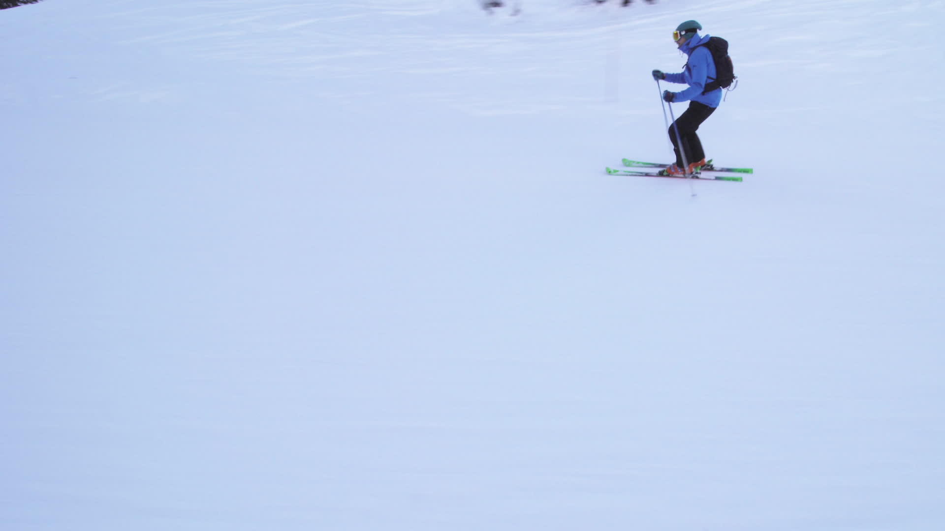 高级专业高级滑雪者在山坡上滑雪视频的预览图