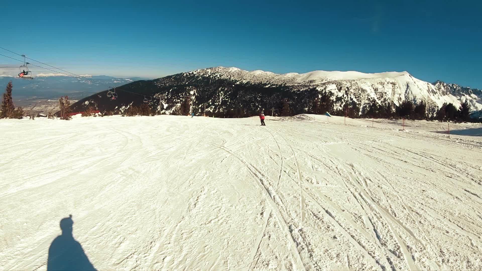在一个明亮、美丽、超慢动作的日子里滑雪机的影子使用了上的相机视频的预览图