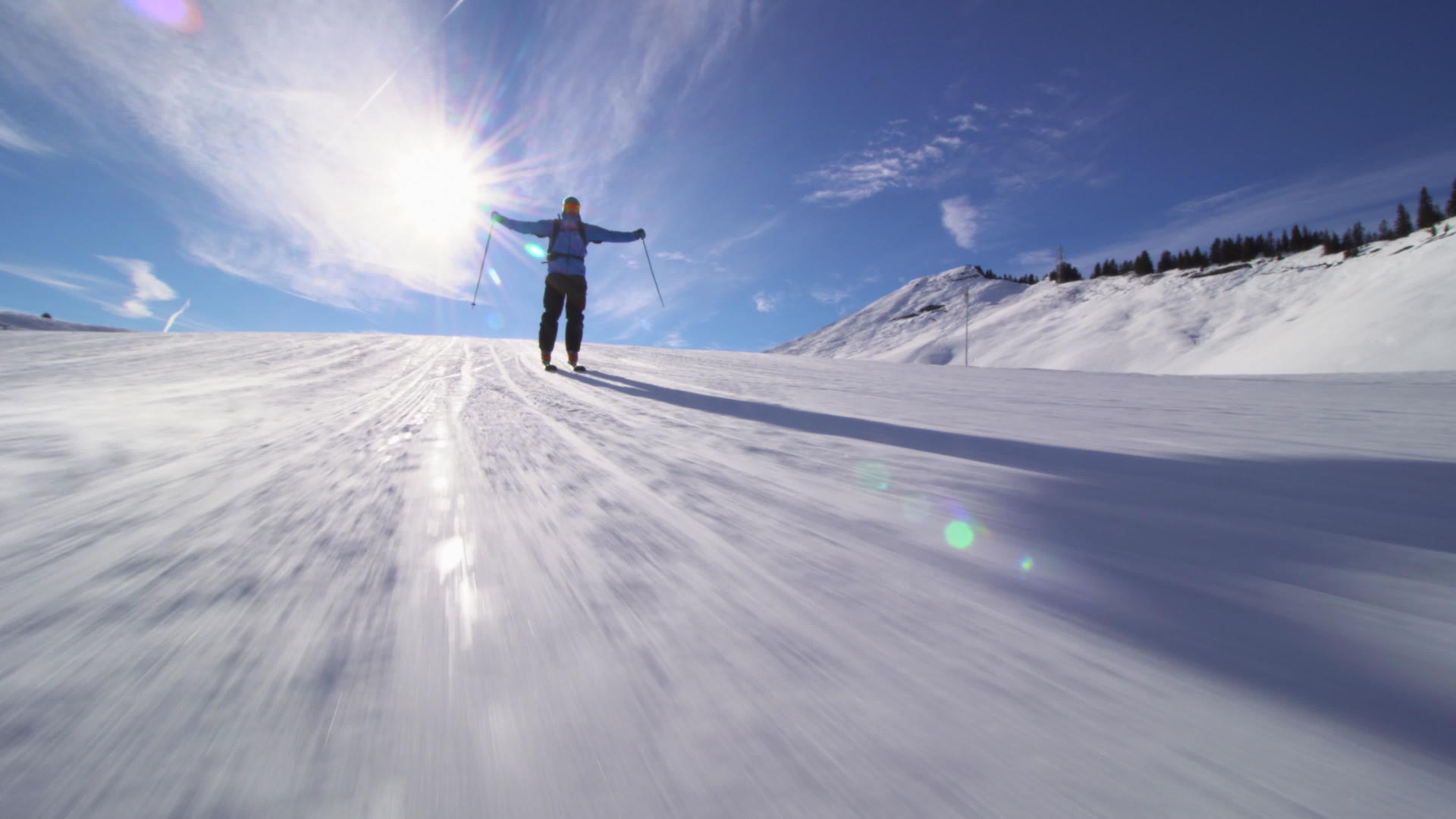 专业滑雪者在斜坡上滑雪穿过山丘伸展滑雪板视频的预览图