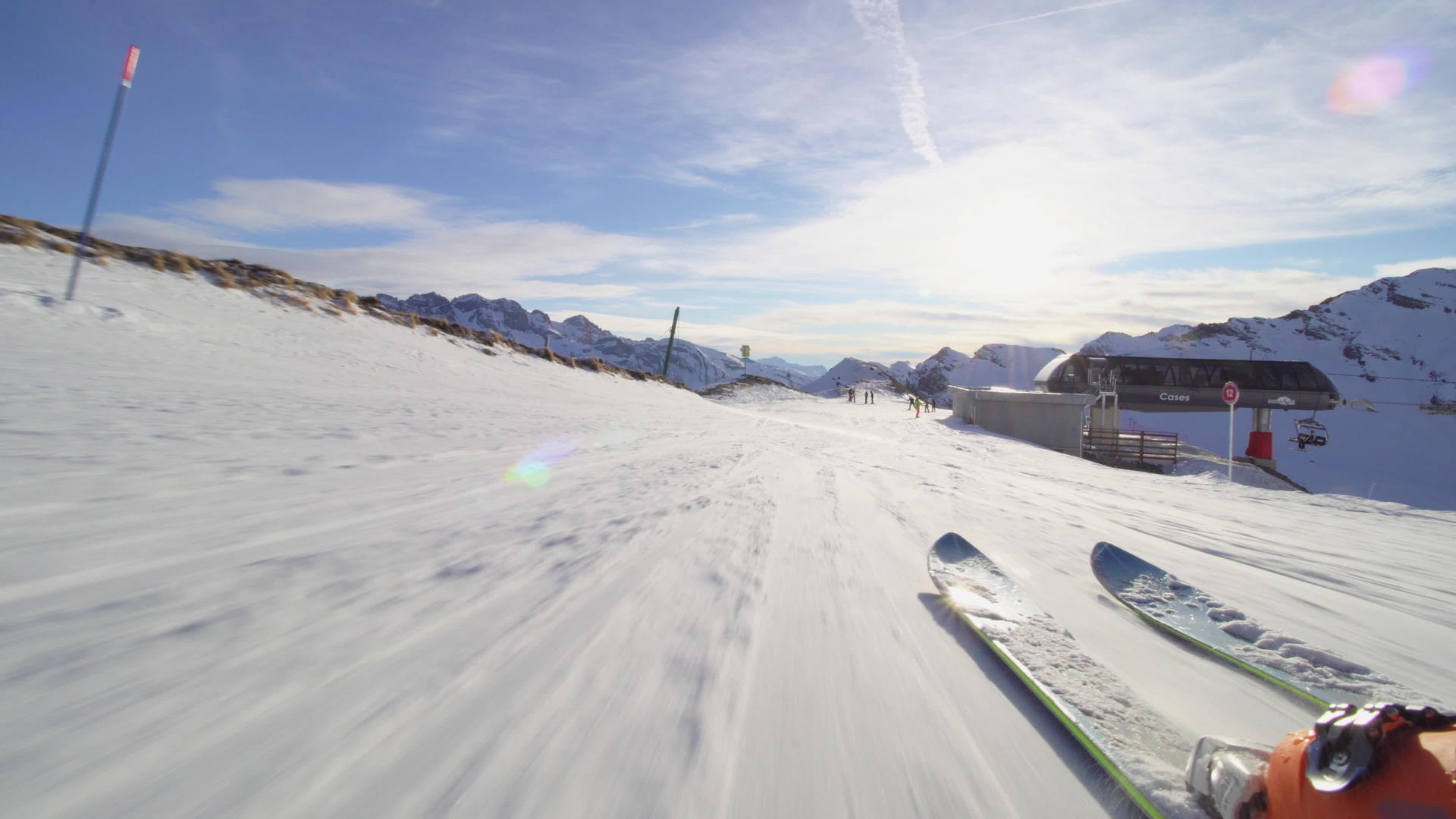 滑雪和靴子的低角度视图视频的预览图