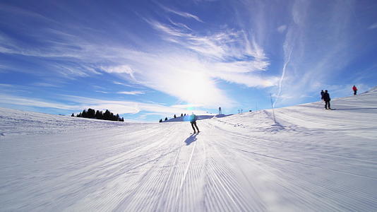 高级专业高级滑雪者在山坡上滑雪视频的预览图