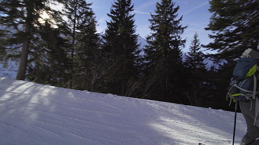在法国阿尔卑斯山的斜坡上滑雪的初学者女孩在天空中视频的预览图