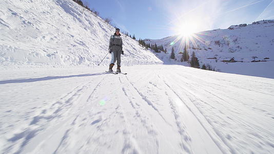 在法国阿尔卑斯山的斜坡上滑雪的初学者女孩在天空中视频的预览图