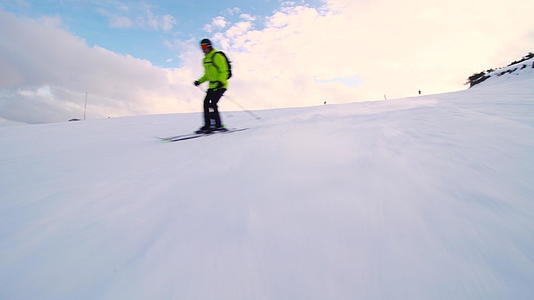 男性滑雪者在男性滑雪者在斜坡上滑雪视频的预览图