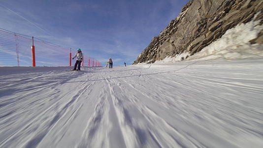 女孩在山坡上滑雪视频的预览图