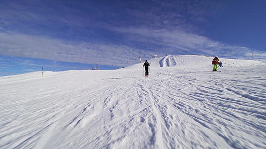 在瑞士阿尔卑斯山的斜坡上男性滑雪者可以看到阳光和耀斑视频的预览图