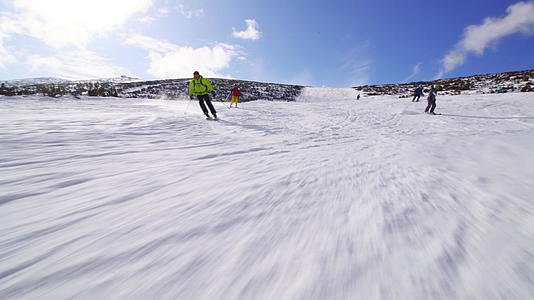 朋友们在阳光明媚的冬天一起滑雪视野很低视频的预览图