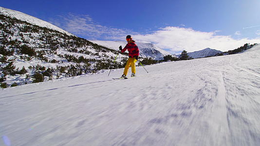 朋友们在阳光明媚的冬天一起滑雪 视野很低视频的预览图